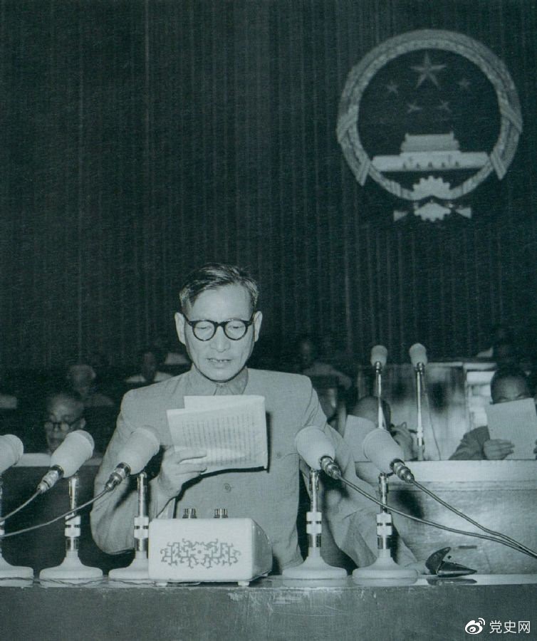 1955年7月，陈云在一届全国人大二次会议上作坚持和改进粮食统购统销工作的报告。